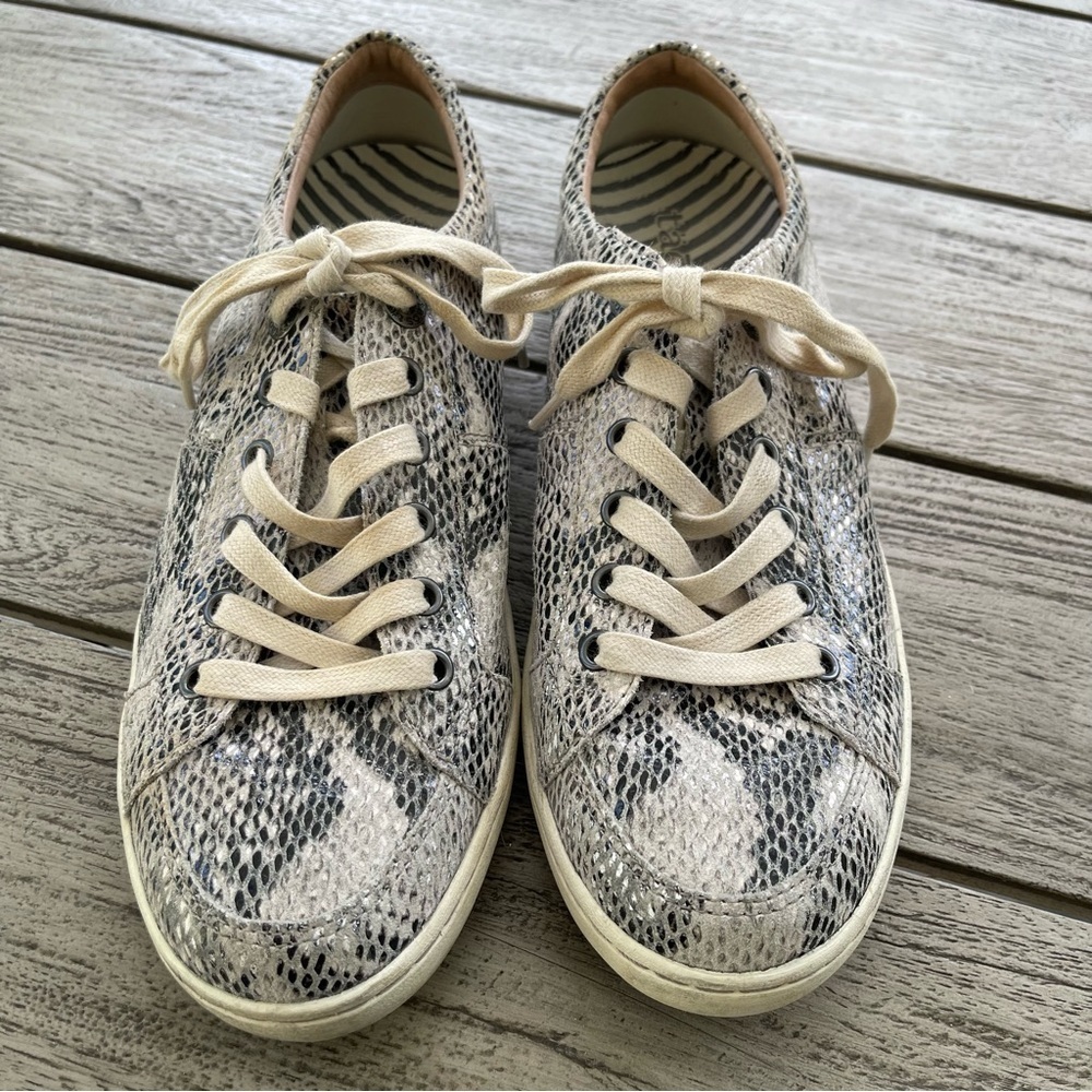 Taos Onwards Lace Up Snakeskin Pattern Leather Sneakers Women Size 9.5